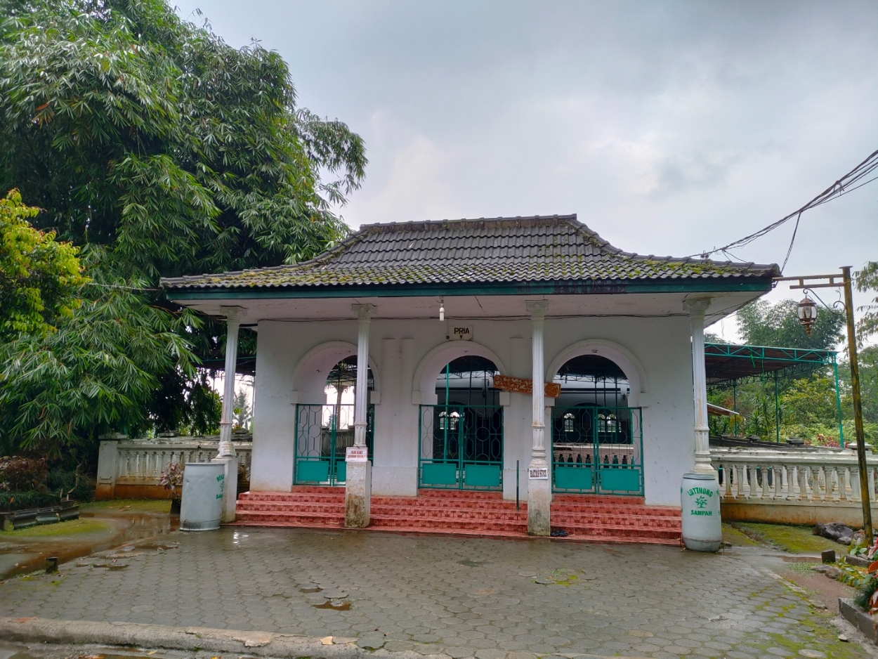 Suasana kompleks makam Syekh Maulana Maghribi di Wonobodro, Kecamatan Blado, Kabupaten Batang. (Riyan Fadli Jawa Pos Metro Pekalongan)