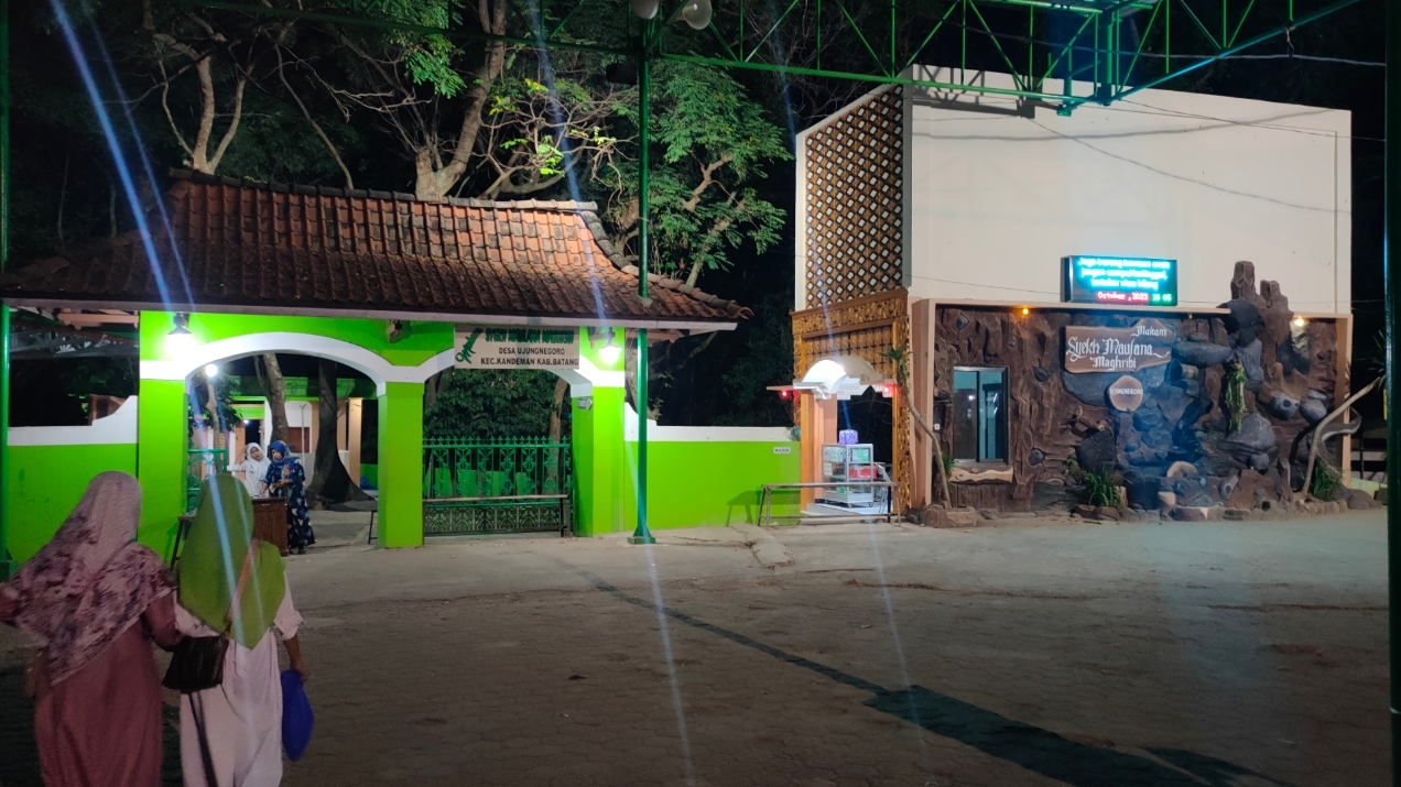 Suasana Makam Syekh Maulana Maghribi di Ujungnegoro, Kecamatan Kandeman, Kabupaten Batang. (Riyan Fadli Jawa Pos Radar Semarang)