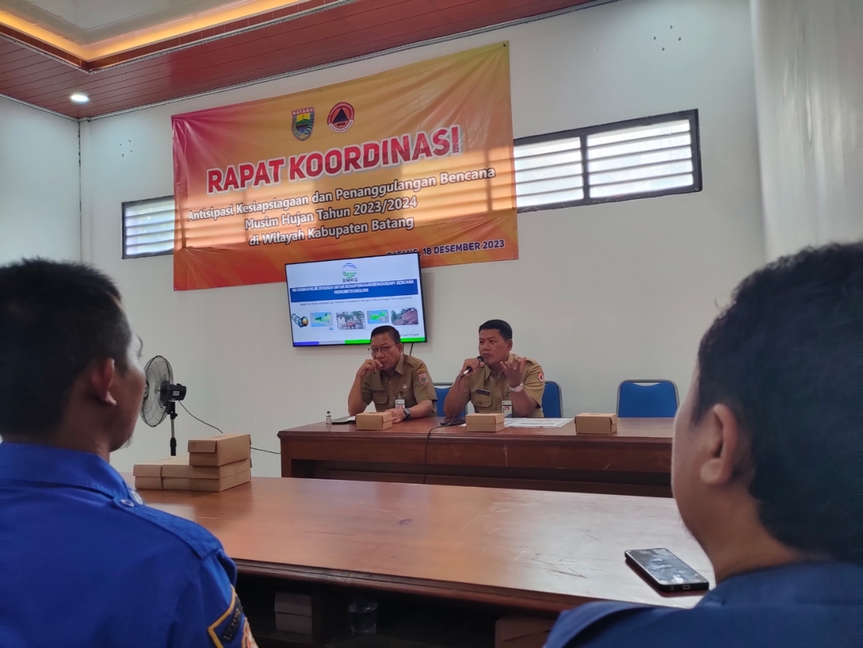 SIAGA: Kepala Pelaksana BPBD Kabupaten Batang Ulul Azmi dalam acara rapat koordinasi kesiapsiagaan dan penanggulangan bencana di Kabupaten Batang. (Riyan Fadli Jawa Pos Metro Pekalongan)