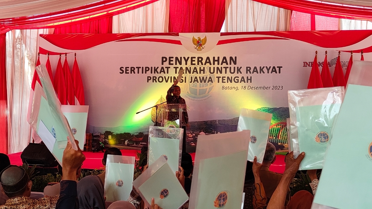 Wakil Menteri ATR/BPN Republik Indonesia, Raja Juli Antoni di acara Penyerahan Sertifikat Tanah untuk Rakyat Provinsi Jawa Tengah, Safari Beach Jateng. (Riyan Fadli Jawa Pos Metro Pekalongan)