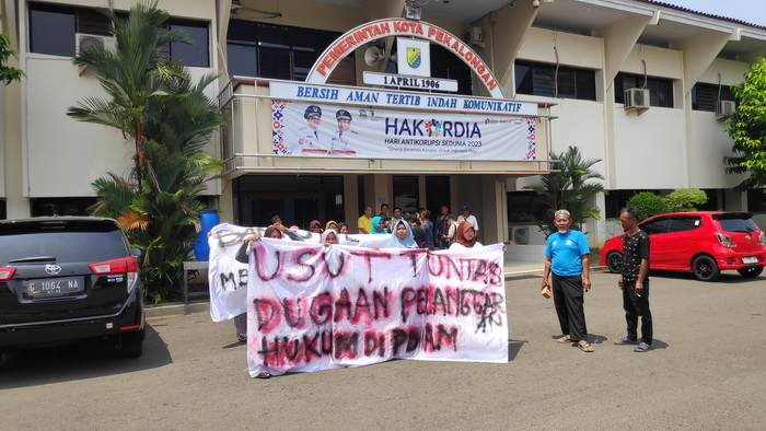 DEMO - Puluhan pelanggan air Perumda Tirtayasa Kota Pekalongan saat demo ke Pemkot setempat, karena kecewa layanan buruk, Senin (18/12/2023).
