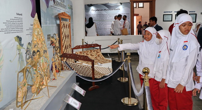 KUNJUNGAN - Wisatawan saat berkunjung ke&nbsp;Museum Batik Kota Pekalongan beberapa waktu kemarin.