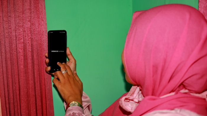 MOTRET - Cukup pakai HP ibu ruma tangga bisa kreasi jual foto online di Microstock.