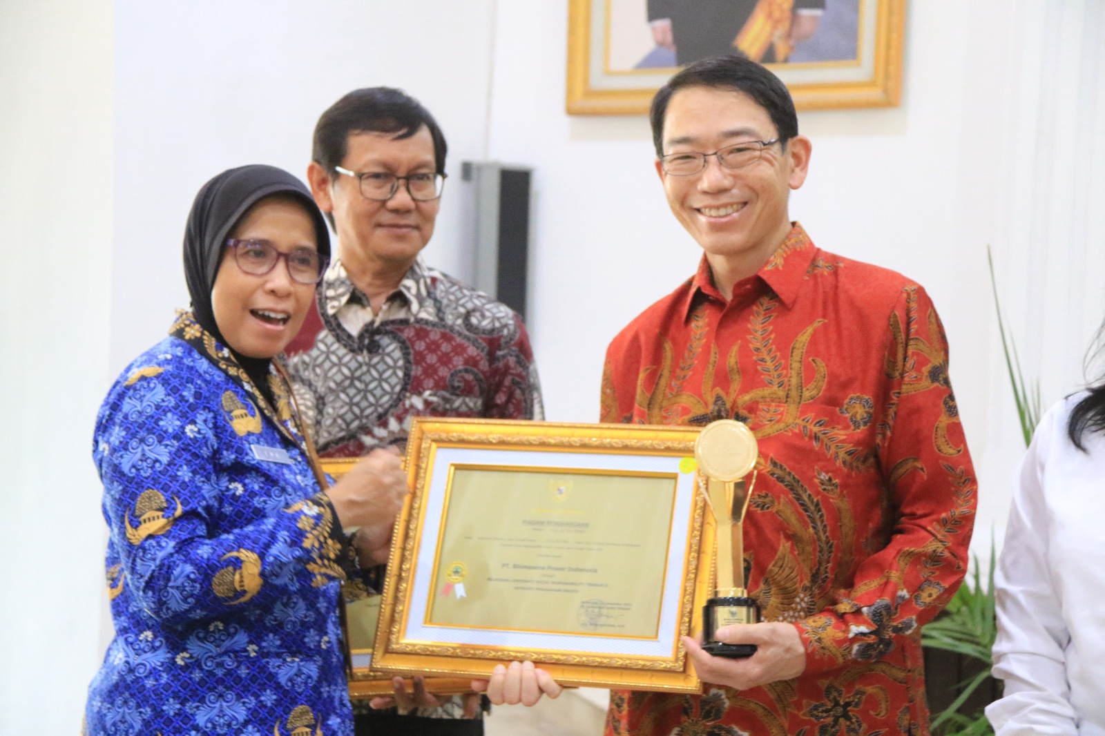 Presiden Direktur PT BPI Ryuta Sato (tengah) menerima penghargaan CSR Award Provinsi Jawa Tengah Tahun 2023. (istimewa)