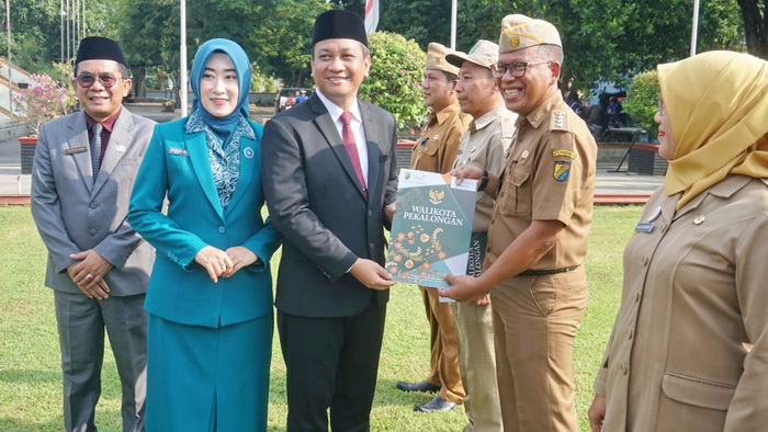 TERIMA - Camat Pekalongan Utara, Wismo Aditiyo saat menerima ASN Award dari Pemkot Pekalongan, pada Selasa (19/12/2023).
