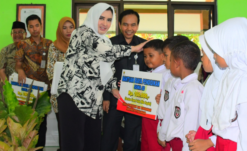 PENDIDIKAN: Kepala Dindikbud Kabupaten Pekalongan Kholid saat mendampingi Bupati Pekalongan Fadia Arafiq dalam kunjungan kerja ke sekolah-sekolah.