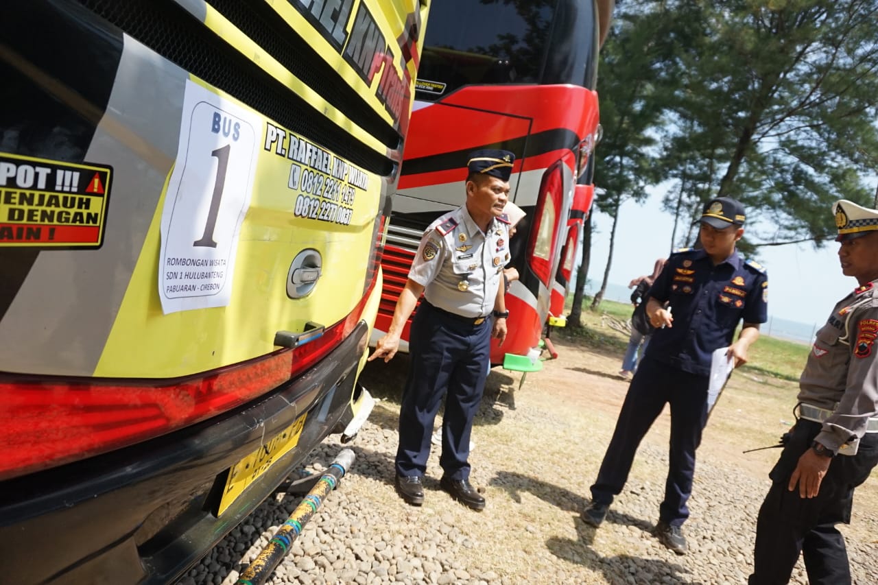 PENGECEKAN: Dishub Batang saat melakukan pengecekan terhadap bus-bus pariwisata yang ada di Pantai Sigandu. (istimewa)