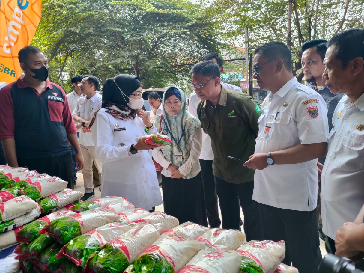 GULA MURAH: Pj Bupati Batang Lani Dwi Rejeki meninjau operasi pasar gula murah di Pasar Batang, Rabu (20/12/2023). (Riyan Fadli Jawa Pos Metro Pekalongan)