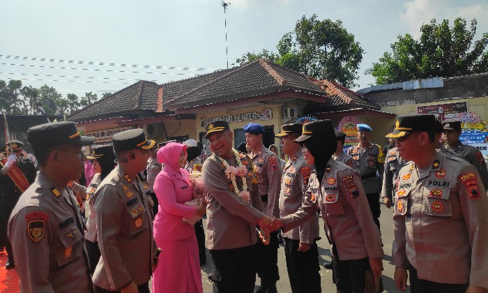 SAMBUT- AKBP A. Recky Robertho saat menyambut kedatangan AKBP Doni Prakoso Widamanto Kapolres Pekalongan Kota yang baru, Rabu (20/12/2023).