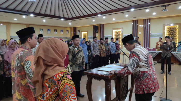 TANDATANGAN - Walikota Pekalongan, HA Afzan Arslan Djunaid saat tanda tangan SK pengangkatan ASN Guru JF di Ruang Jlamprang Setda Kota Pekalongan, Rabu (20/12/2023).