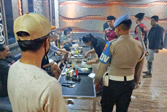 RAZIA - Anggota Polres Pemalang saat razaia ke sebuah tempat hiburan malam pada Selasa malam (19/12/2023).