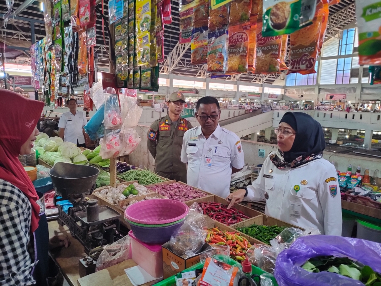 SIDAK: Pj Bupati Batang Lani Dwi Rejeki saat melakukan sidak harga-harga bahan pokok di Pasar Induk Batang. (Riyan Fadli Jawa Pos Metro Pekalongan)