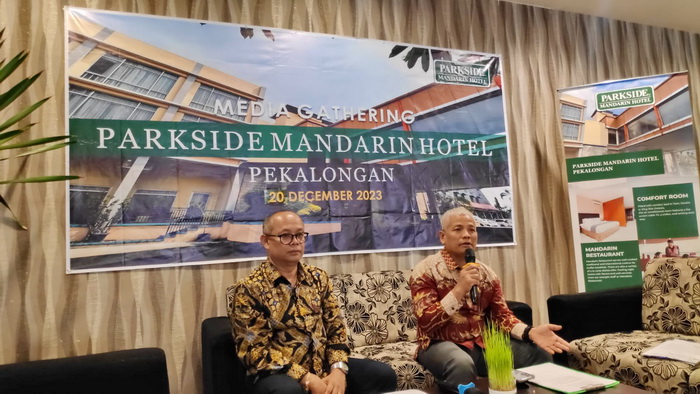 KETERANGAN - GM Parkside Hotel Pekalongan Saeno Kunto dan Direktur Utama Parkside Hotels Indonesia Mugi Harjo, saat brikan keterangan.