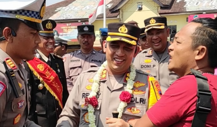 APEL PERPISAHAN : AKBP A Recky Robertho diantar jajaran anggota Polres Kebumen dalam apel perpisahan di halaman Mapolres Pekalongan Kota, Kamis (21/12/2023).