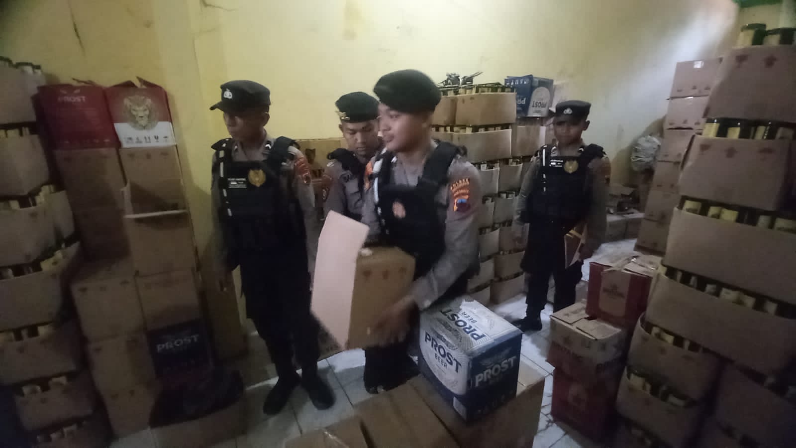RAZIA : Sat Samapta Polres Pekalongan saat memeriksa gudang rongsokan botol di Desa Banjarejo, Karanganyar, baru-baru ini.