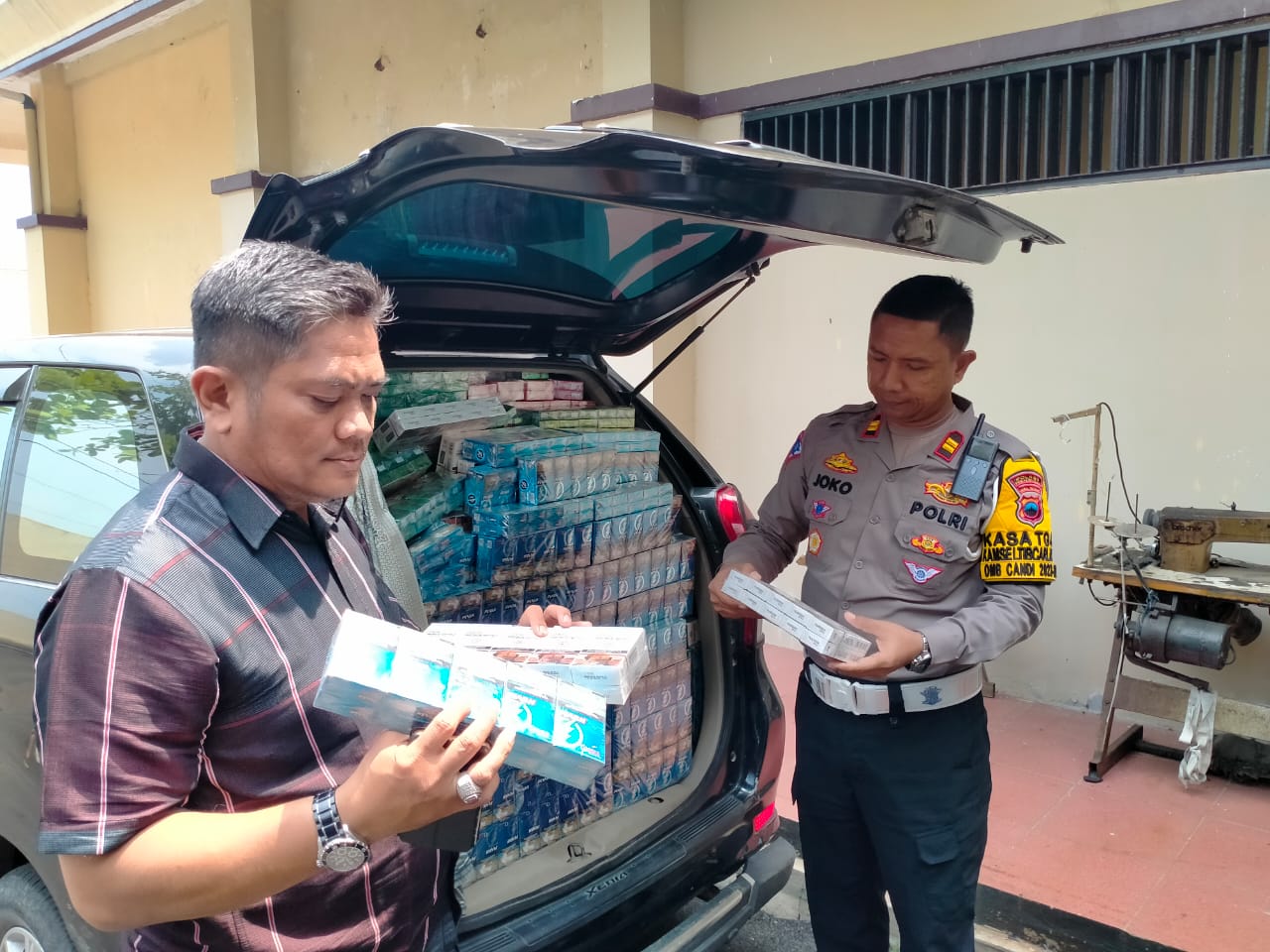 TEMUAN: Kasatreskrim Polres Pekalongan AKP Isnovim bersama Kasatlantas Iptu Joko Supriyanto saat mengecek muatan mobil yang melarikan diri.