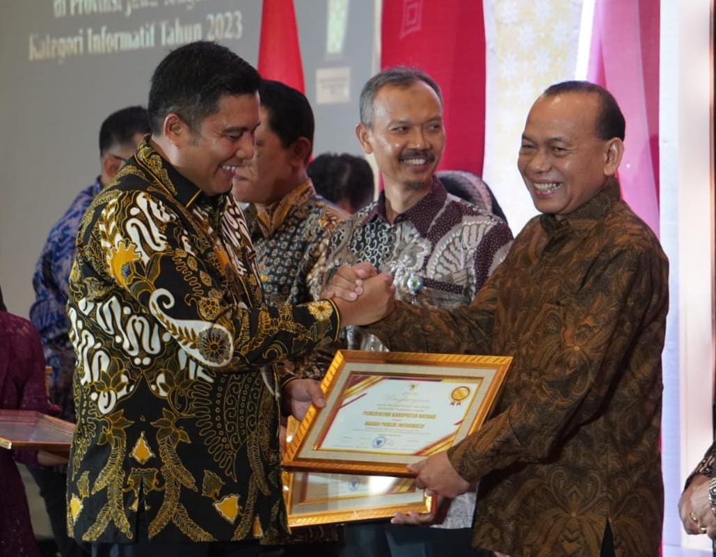 PENGHARGAAN: Pj Sekda Kabupaten Batang menerima penghargaan KIP Award 2023 di Semarang. (istimewa)