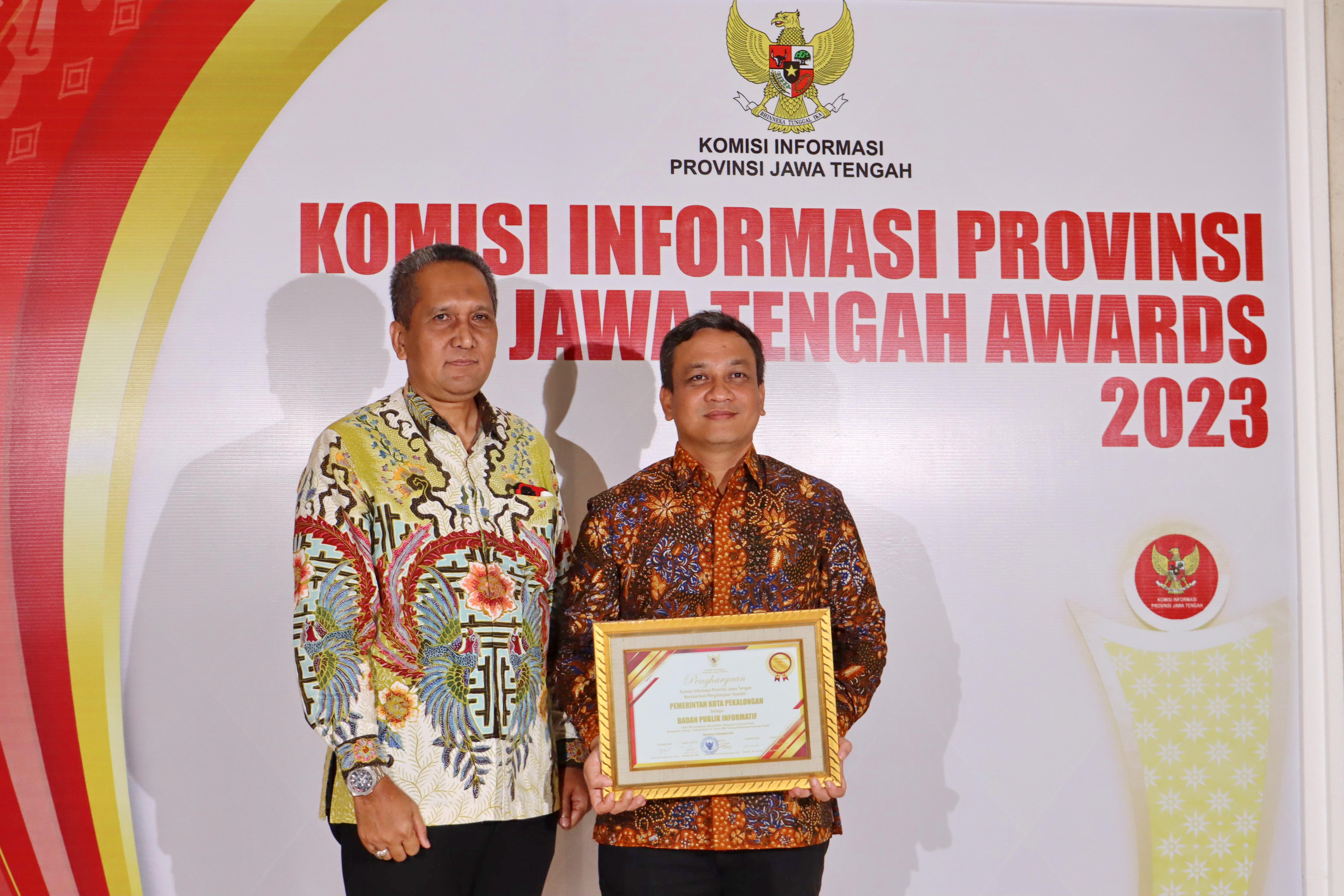 TERIMA PENGHARGAAN : Wali Kota Pekalongan Achmad Afzan Arslan Djunaid didampingi Kepala Diskominfo Arif Riyadi saat menerima penghargaan pada Kamis malam (22/12/2023).