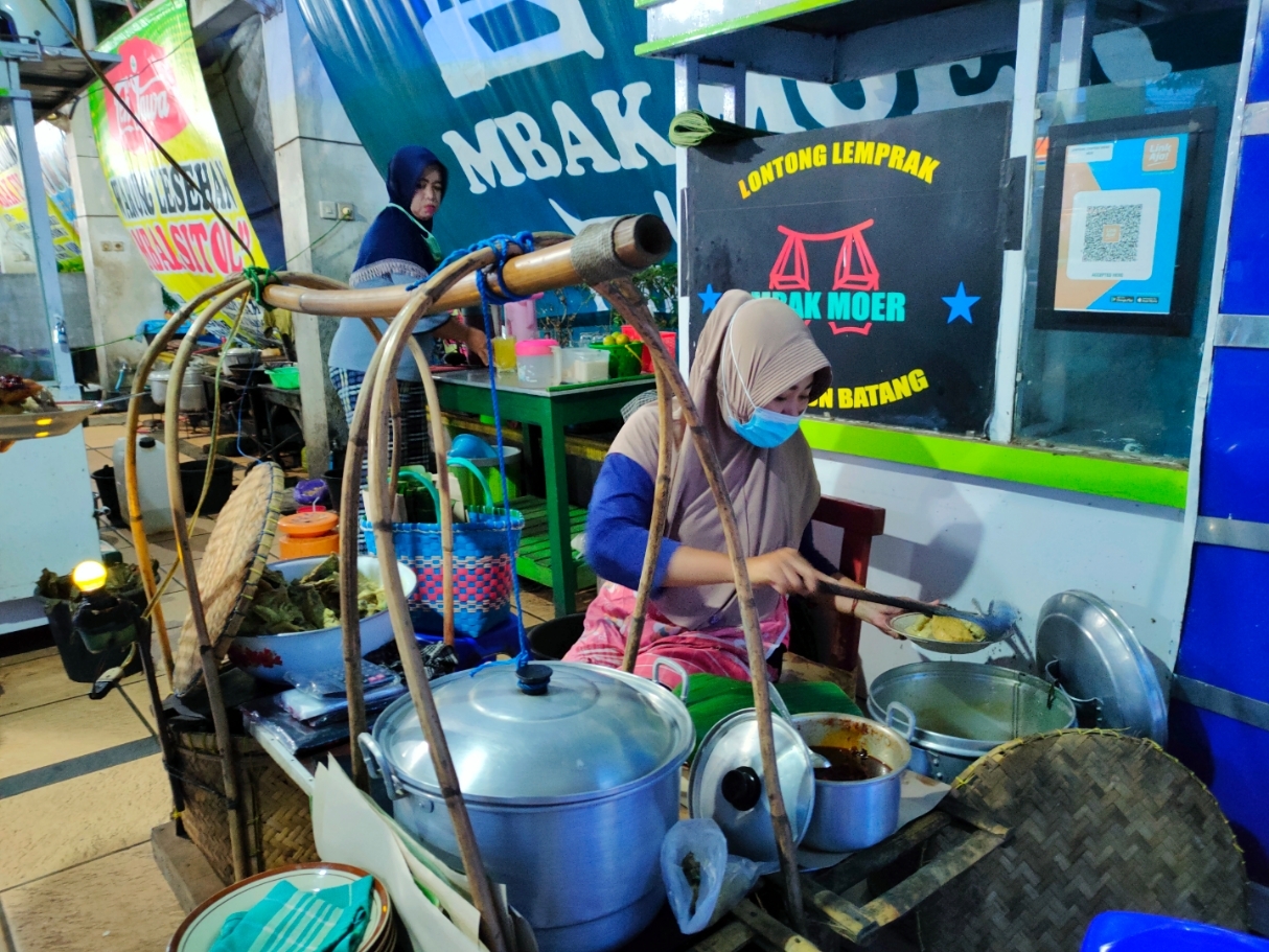 TRADISIONAL: Pedagang lontong lemprak di Alun-alun Batang. (Riyan Fadli Jawa Pos Metro Pekalongan)
