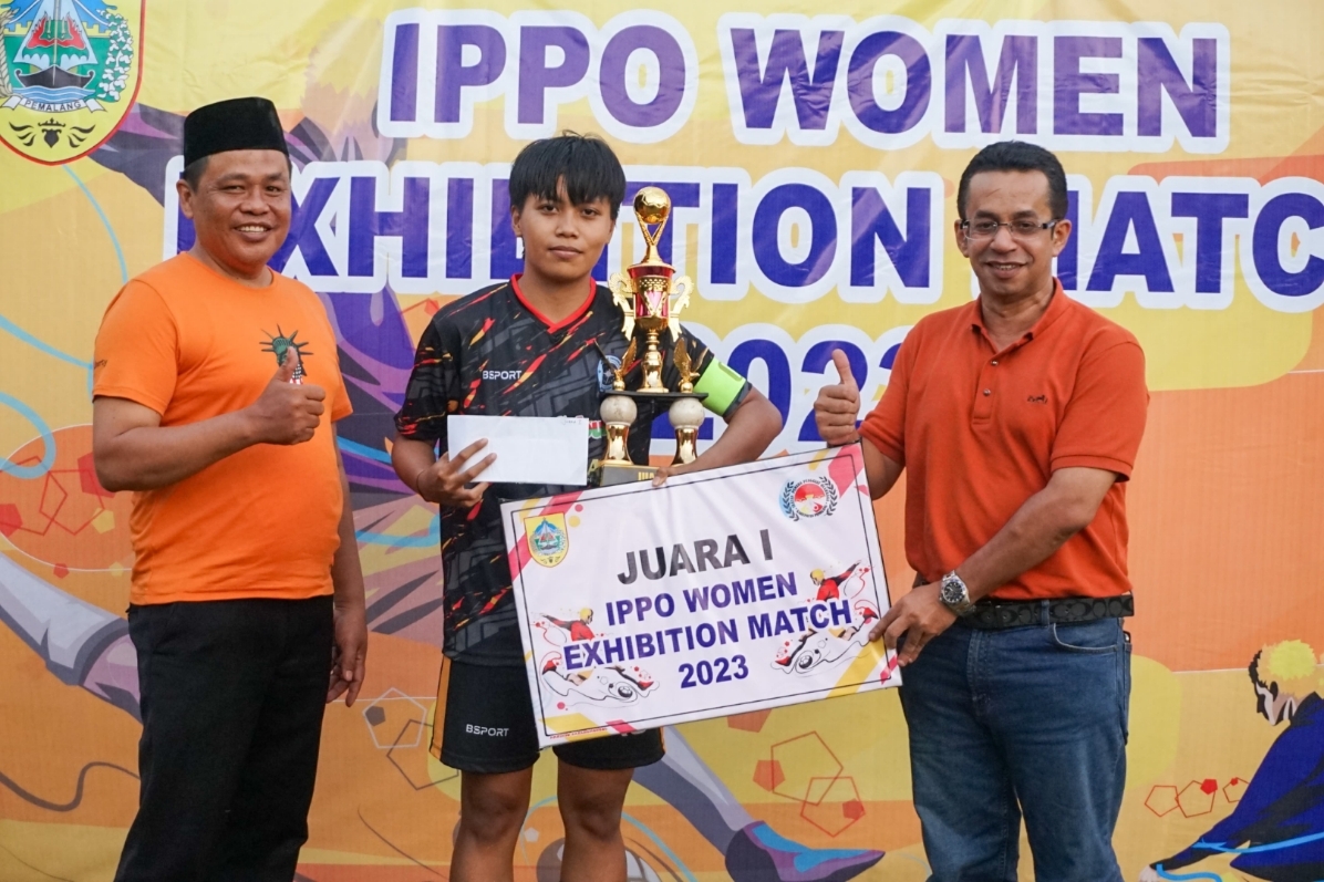 Dewan Pakar DPP Partai PKS, Rizal Bawazie saat menyerahkan tropi juara sepakbola wanita di Kabupaten Pemalang. (istimewa)