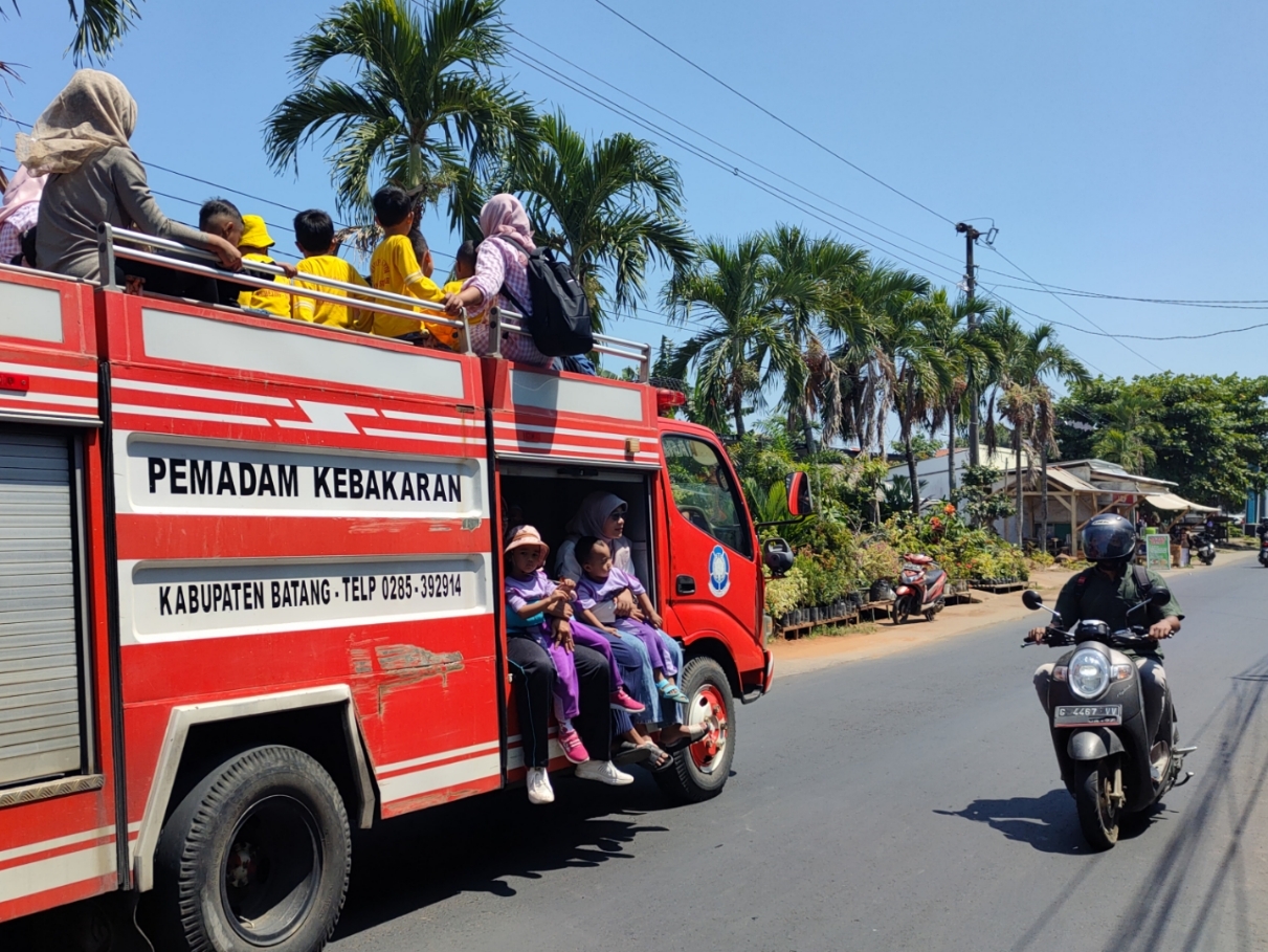 EDUKASI: Mobil Damkar saat dimanfaatkan untuk mengedukasi para pelajar di Kabupaten Batang. (Riyan Fadli Jawa Pos Metro Pekalongan)