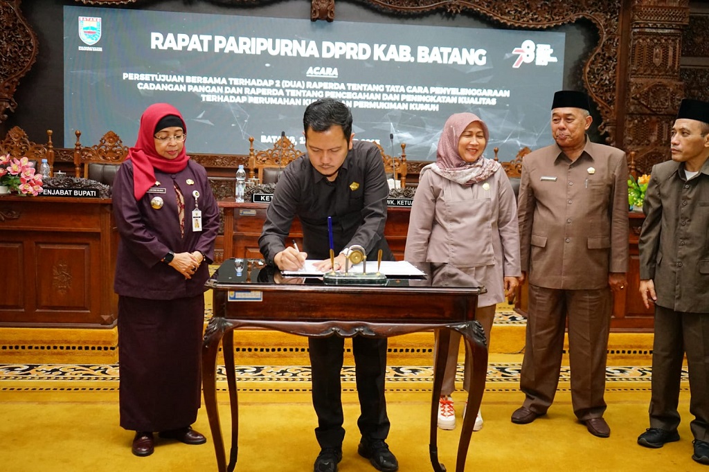 PARIPURNA: Rapat Paripurna DPRD Kabupaten Batang persetujuan dua Raperda pada Senin (13/11). (istimewa)