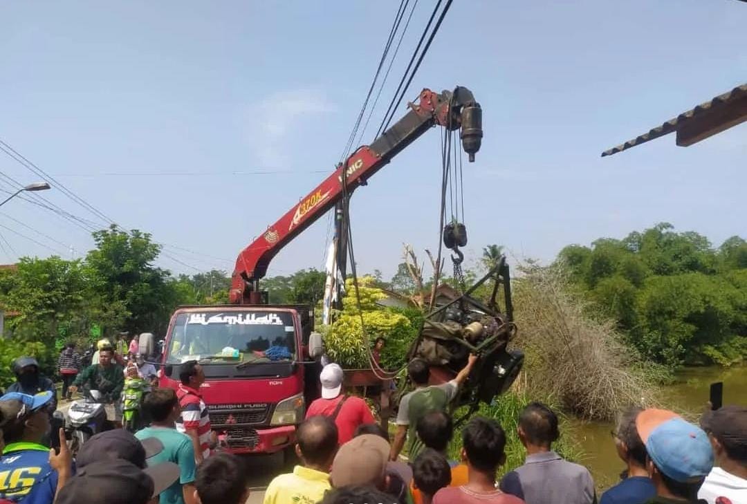 EVAKUASI: Proses pengentasan mobil pikap yang tercebur di Sungai Jagung, Kabupaten Pekalongan, Minggu (24/12/2023).