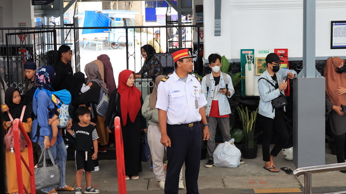 PENUMPANG ANTRE : Penumpang yang berniat menikmati liburan Natal dan Tahun Baru sedang mengantre di stasiun untuk naik kereta api.