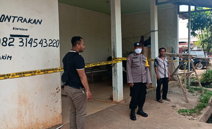 OLAH TKP : Anggota Polsek Gringsing dibantu relawan melakukan evakuasi operator excavator yang meninggal dunia, Senin (25/12/2023).