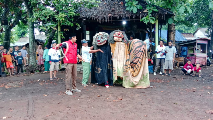 PERTUNJUKAN SINGO BARONG : Salah satu tokoh masyarakat Gringsing Muchamad Aghus ZN melecutkan cemeti sebagai tanda dimulainya pertunjukan kesenian tradisional Singo Barong di Desa Surodadi, Gringsing.