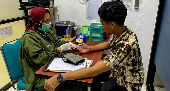 DONOR DARAH : Salah satu pendonor saat melakukan cek darah sebelum donor darah di UDD PMI Kota Pekalongan.