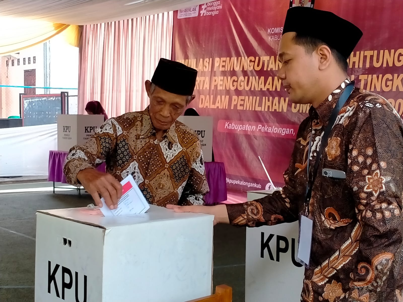 SIMULASI: Pelaksanaan simulasi pemungutan suara dan penghitungan suara Pemilu 2024 di Kabupaten Pekalongan, Selasa (26/12/2023).