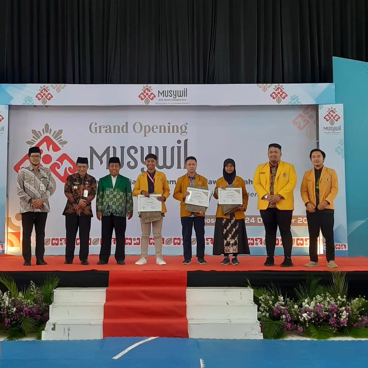 BANGGA: Diva Alifa Mukimin, delegasi dari PD Muhammadiyah Kabupaten Pekalongan (tiga dari kanan) saat menerima penghargaan atas karya kepenulisan AI dari PW IPM Jateng.