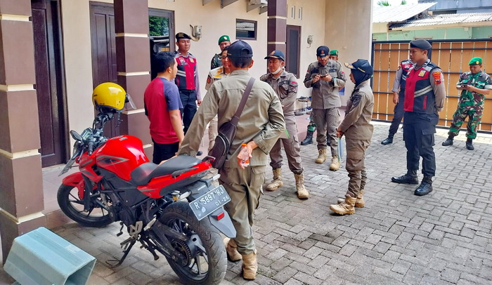 PERIKSA - Anggota gabungan Satpol PP, Polisi dan TNI saat memeriksa salah rumah kost di Kota Pekalongan, pada Rabu (27/12/2023).