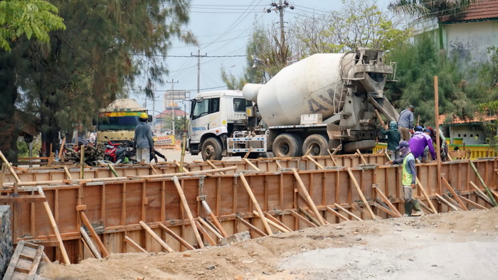 KEBUT PEMBANGUNAN : Salah satu proyek peninggian jalan di wilayah Pekalongan Utara yang dikerjakan oleh Dinperkim Kota Pekalongan.