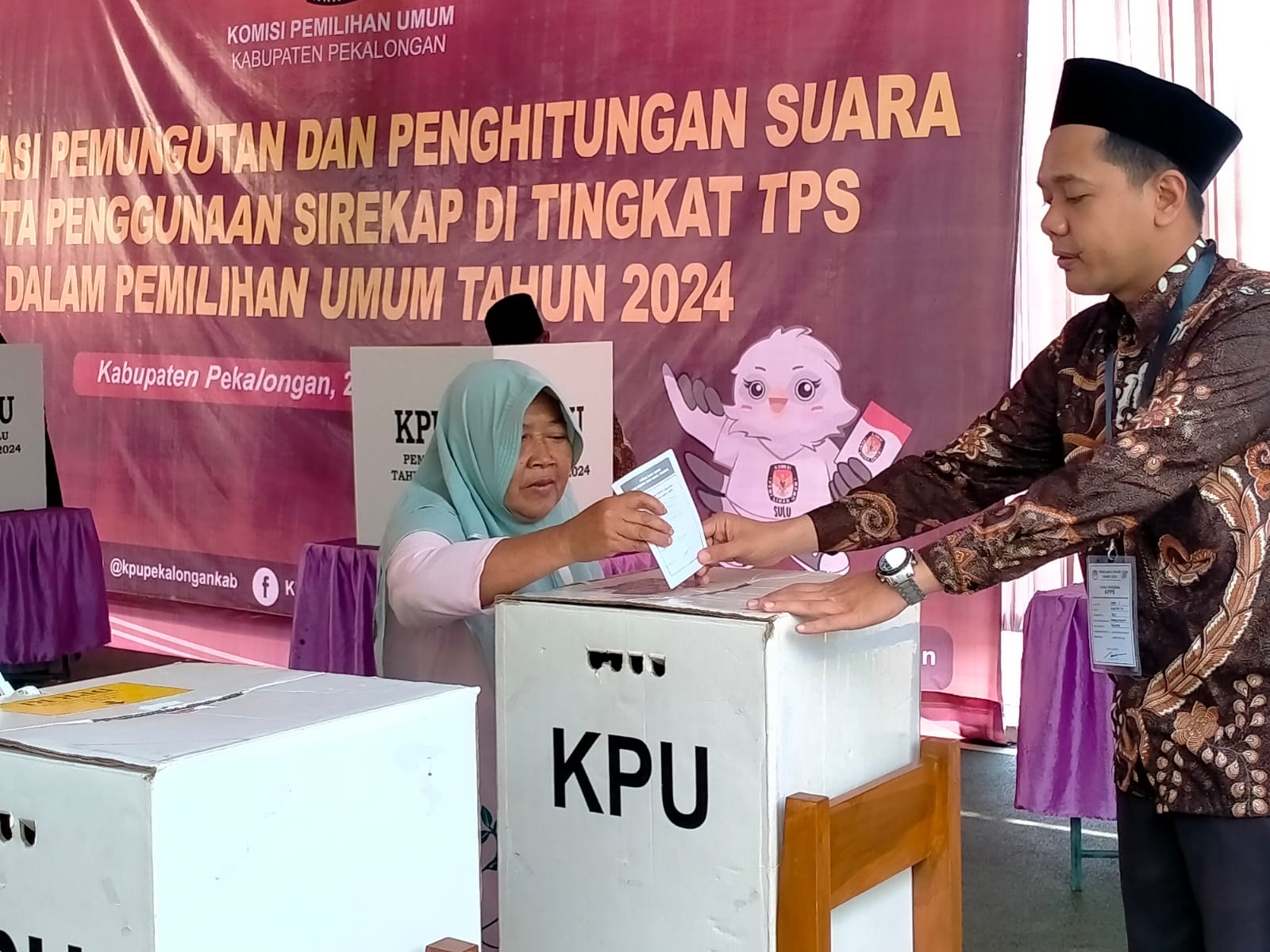 SIMULASI: Pelaksanaan simulasi pemungutan suara untuk Pemilu 2024 yang digelar KPU Kabupaten Pekalongan di TPS 03, Desa Wangandowo, Kecamatan Bojong, Kabupaten Pekalongan, Selasa (26/12/2023).