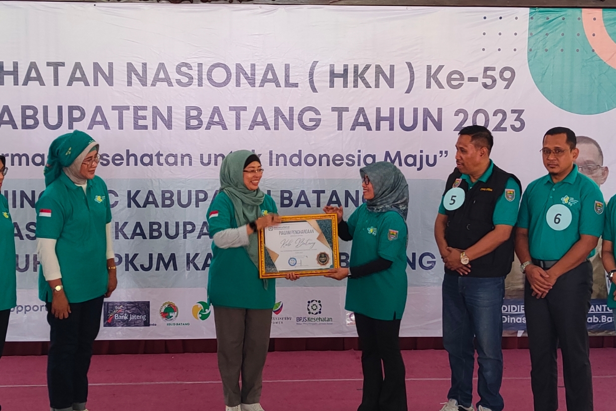 CAPAIAN UHC: Pj Bupati Batang Lani Dwi Rejeki menerima piagam UHC dari Deputi Direksi Wilayah VI BPJS Kesehatan, Dwi Martiningsih. (Riyan Fadli/Jawa Pos Metro Pekalongan)