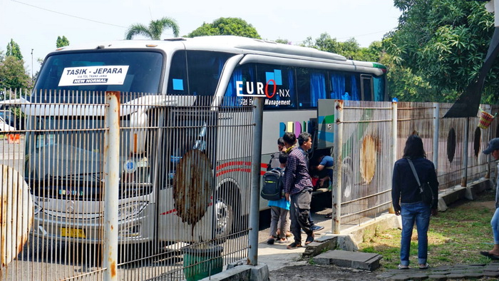 TARIF NAIK : Penumpang bus yang menikmati liburan Nataru 2024 saat transit di Terminal Tipe A Pekalongan, Kamis (28/12/2023).