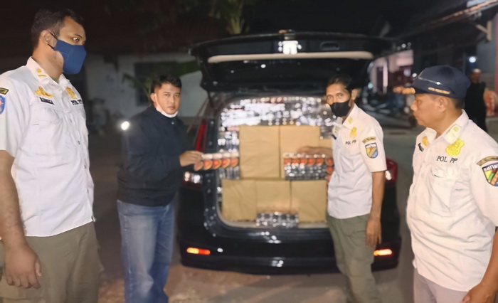 AMANKAN &ndash; Anggota Satpol P3KP Kota Pekalongan saat menyita ratusan ribu rokok ilegal beberapa waktu kemarin.
