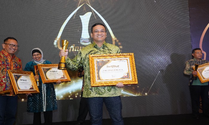 RADARSEMARANG AWARD : Wali Kota Pekalongan Achmad Afzan Arslan Djunaid saat menerima penghargaan Radar Semarang Award di Kota Semarang pada September 2023 lalu.