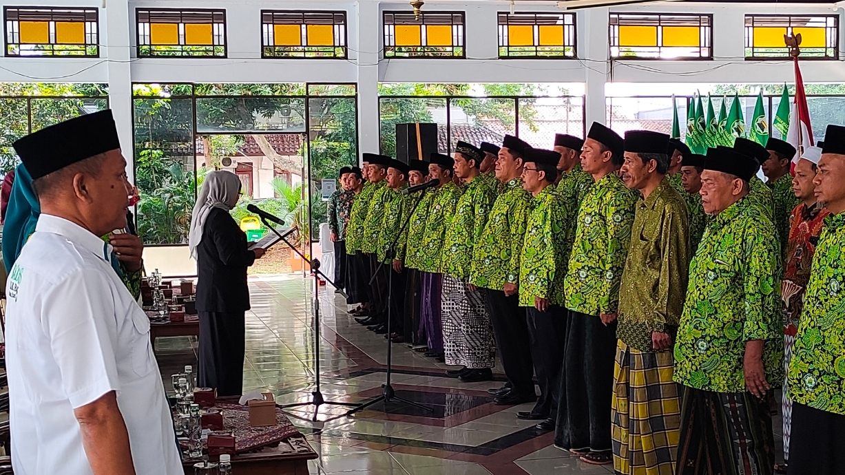 PELANTIKAN: Pj Bupati Batang Lani Dwi Rejeki saat melantik para pengurus DMI Kecamatan di Kabupaten Batang. (Riyan Fadli/Jawa Pos Metro Pekalongan)