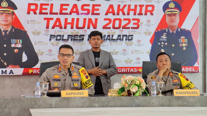 KETERANGAN - Kapolres Pemalang AKBP Yovan Fatika Handhiska Aprilaya saat berikan keterangan, pada Jumat (29/12/2023).