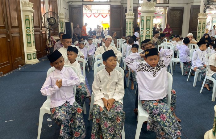 KHIDMAT : Puluhan anak laki-laki dari Kota Pekalongan dan sekitarnya mengikuti khitanan masal gratis dalam rangka memeriahkan Harlah ke-6 JSN di Gedung Kanzus Sholawat Kota Pekalongan Sabtu (30/12/202
