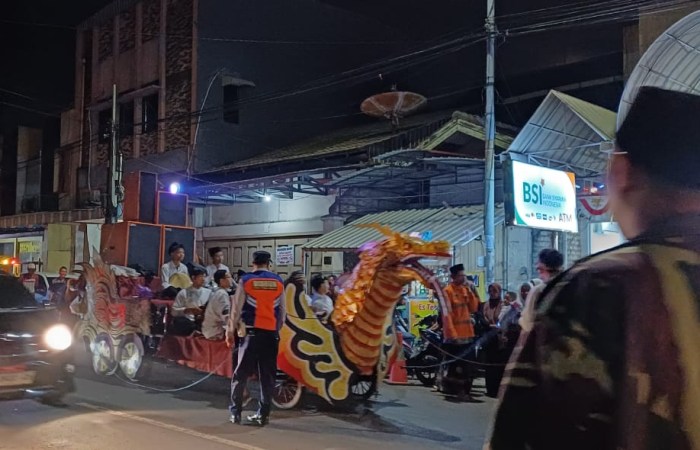 MERIAH : Ratusan santri melakukan Kirab dalam rangka memeriahkan rangkaian peringatan ulang tahun yang keenam Jati Sumo Negoro Jumat malam (29/12/2023).