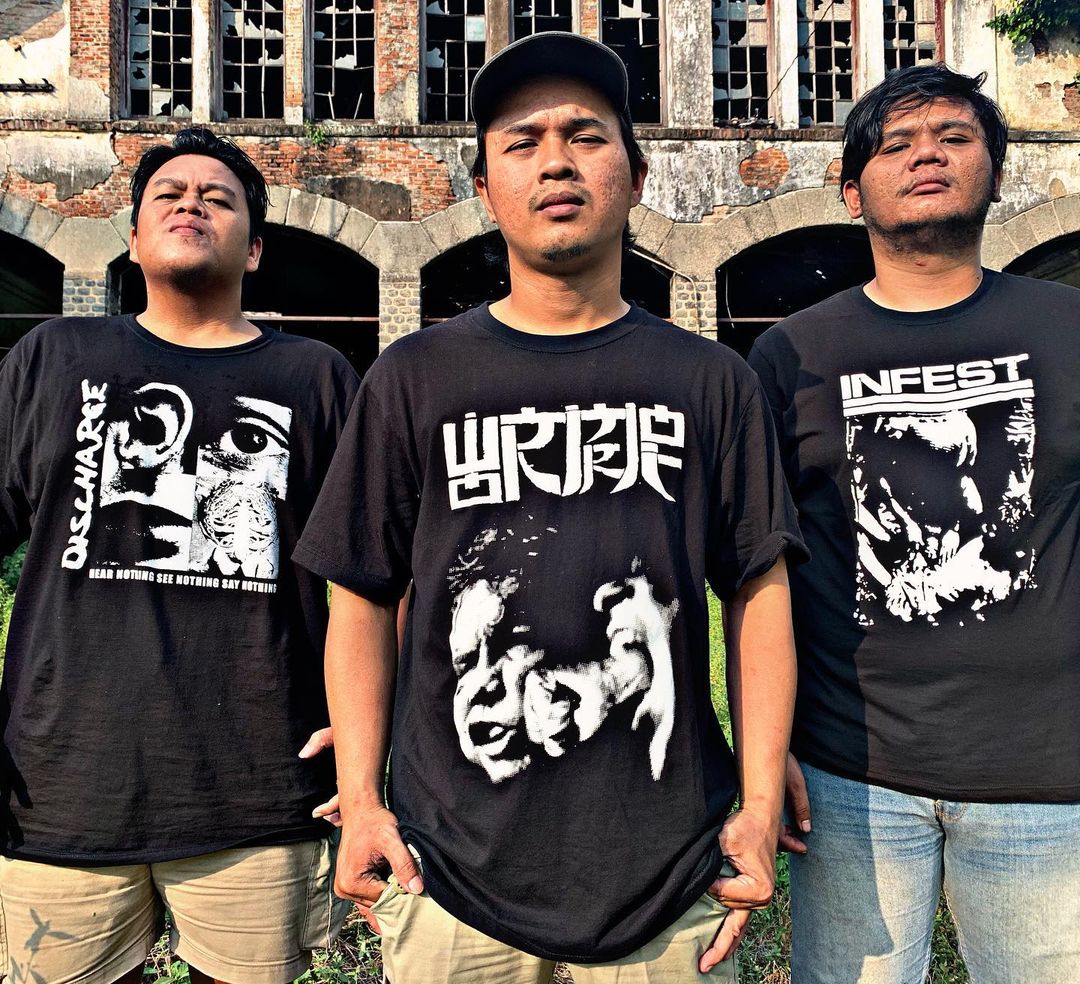 SARCASM: Potret personil Sarcasm Koceh, Izal, dan Adi. Band ini tengah persiapan merilis mini album perdana mereka.