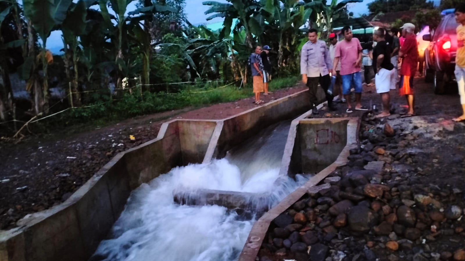 PERISTIWA: Lokasi atau titik korban tersangkut usai terseret arus sungai irigasi di Desa Karangsari, Kecamatan Karanganyar, Kabupaten Pekalongan, Sabtu (30/12/2023)