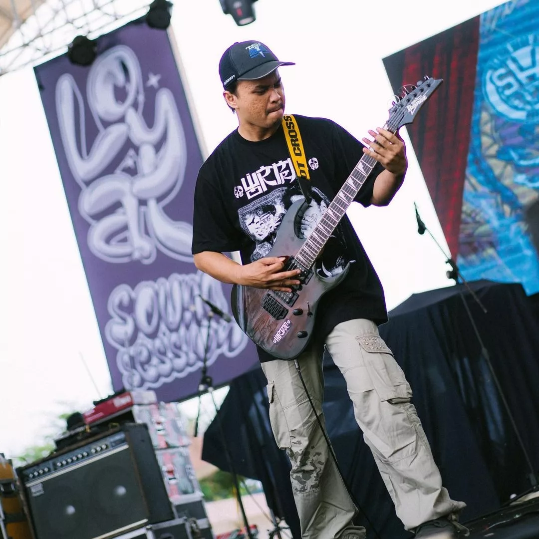 PANGGUNG: Gitaris Sarcasm Izal saat di atas panggung ketika tampil pada suatu acara musik di Pekalongan, beberapa waktu lalu.
