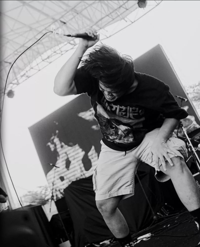MUSIK GRINDCORE: Koceh saat beraksi di atas panggung dalam penampilan Sarcasm di suatu acara musik, beberapa waktu lalu.
