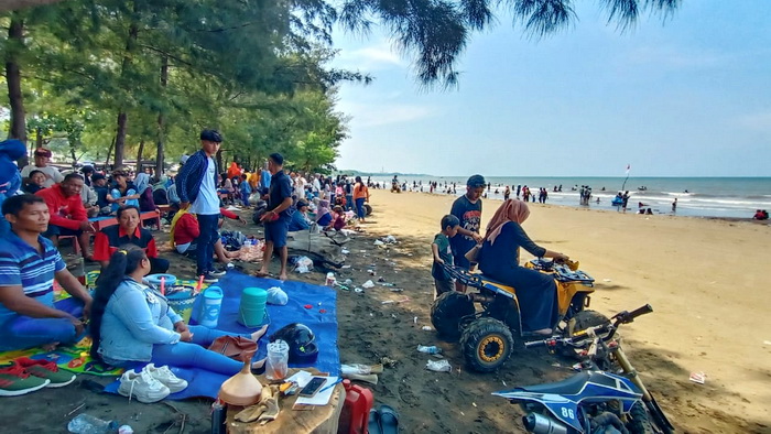 RAMAI : Wisatawan di Pantai Jodo membeludak saat musim liburan Tahun Baru 2024, Senin kemarin (1/1/2024).