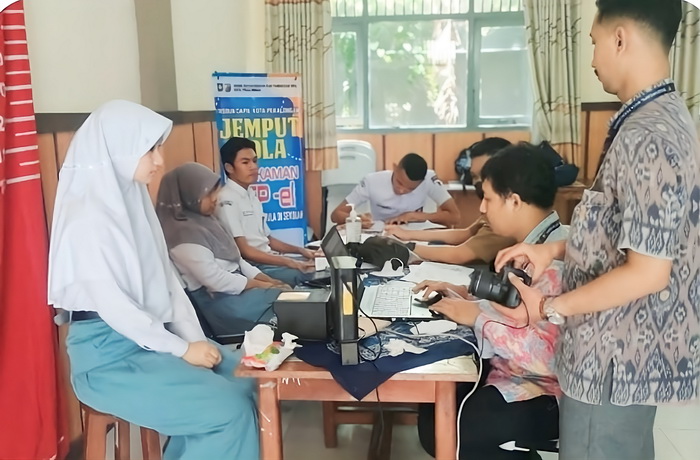 PEREKAMAN E-KTP : Pelajar di Kota Pekalongan yang sudah cukup umur melakukan perekaman E-KTP baru&ndash;baru ini.